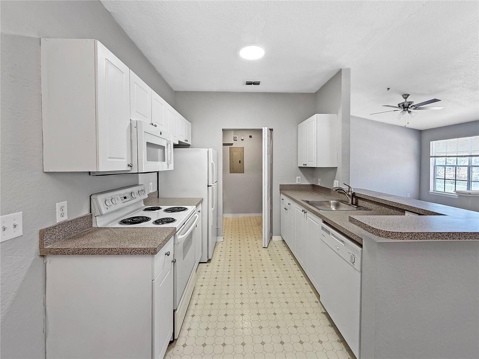 Image 4 of 23 For 860 Grand Regency Point 200