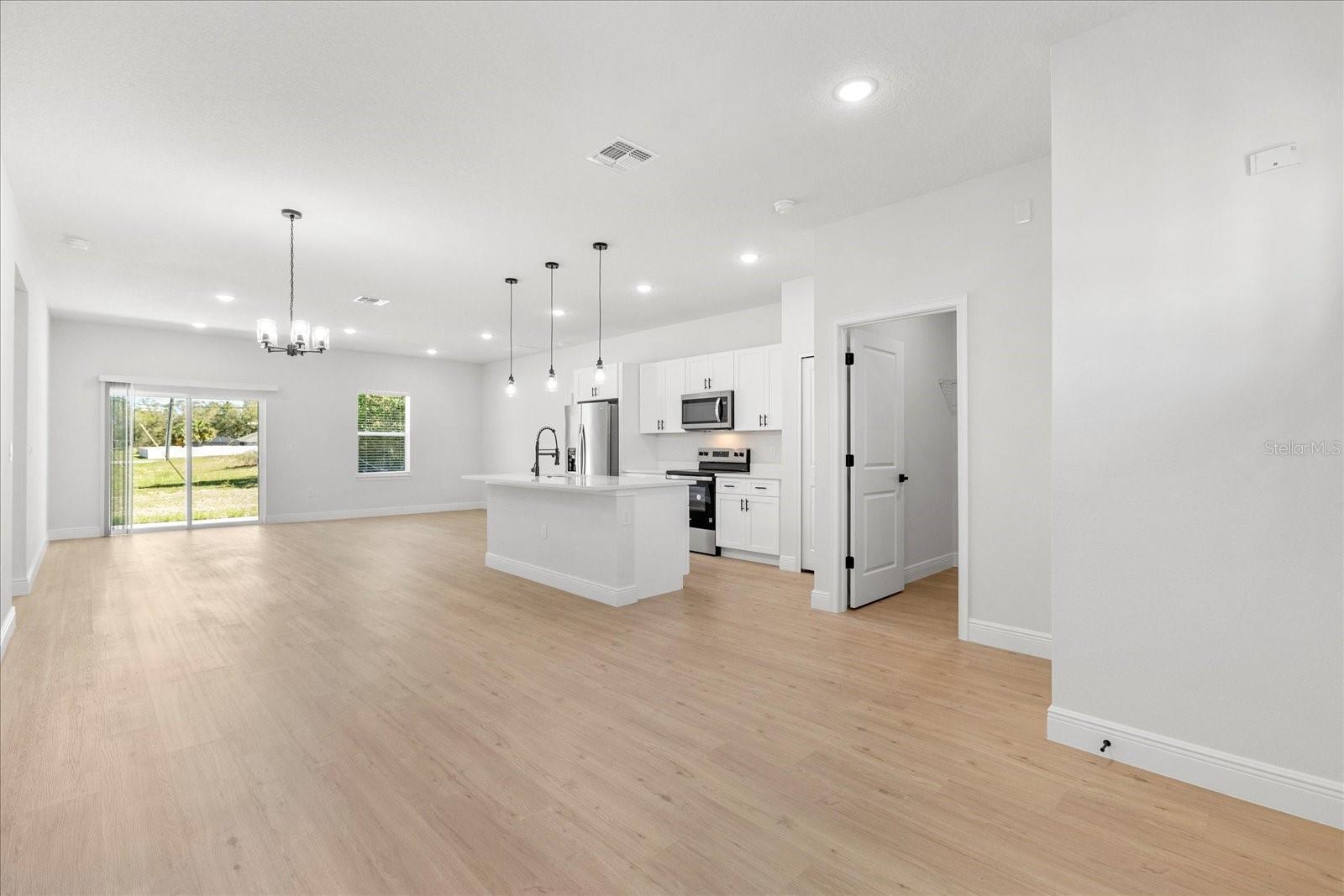 Image 4 of 30 For 13835 47 Circle