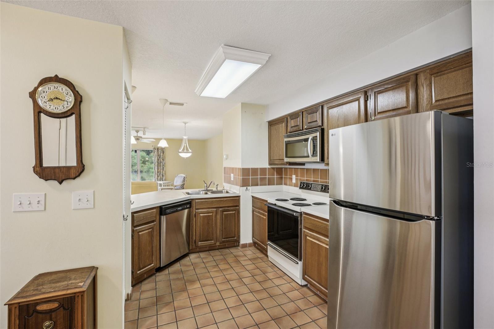 Image 6 of 25 For 4909 Walden Circle 36