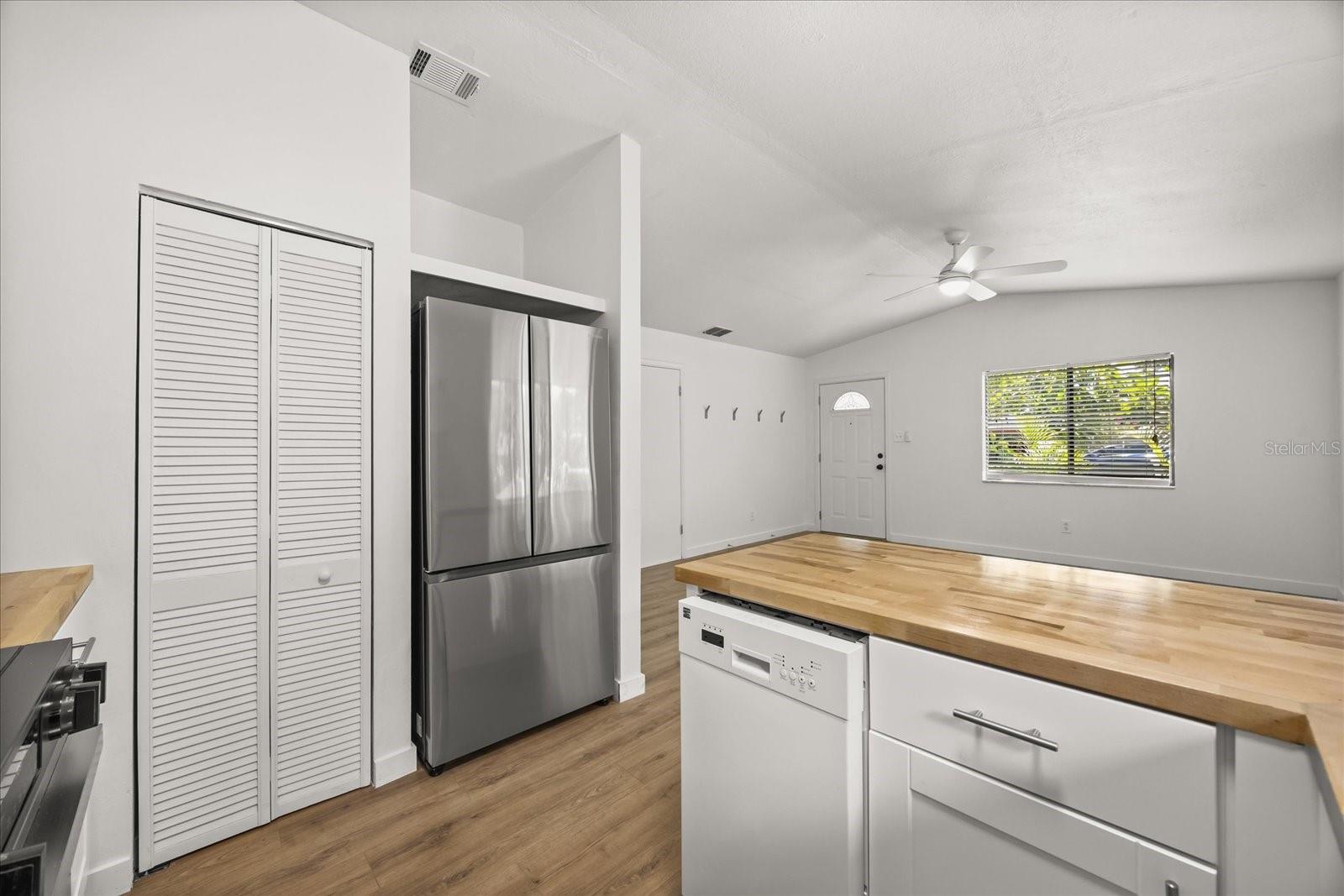 Listing photo id 8 for 1705 Baxter Avenue