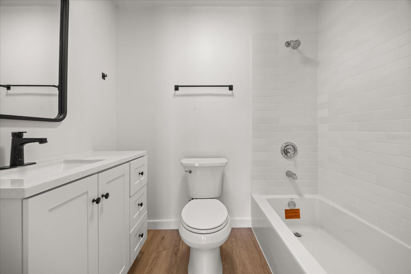 Listing photo id 11 for 1705 Baxter Avenue