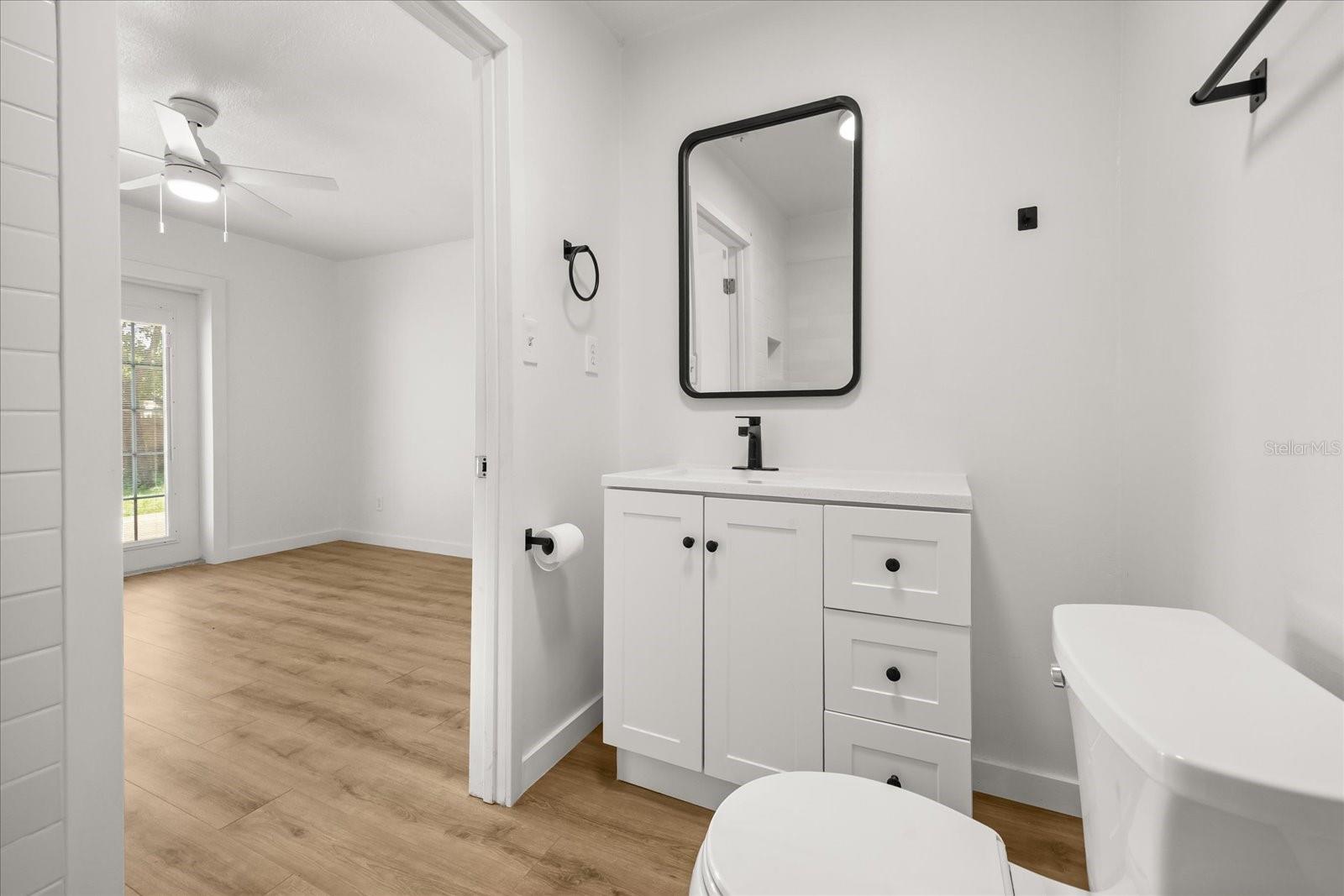 Listing photo id 12 for 1705 Baxter Avenue