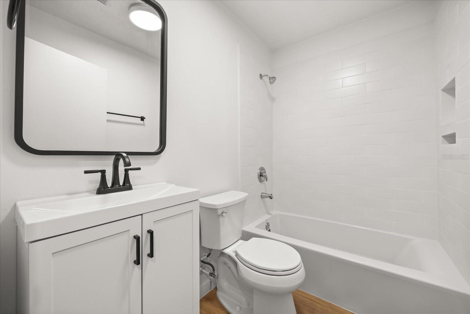 Listing photo id 16 for 1705 Baxter Avenue