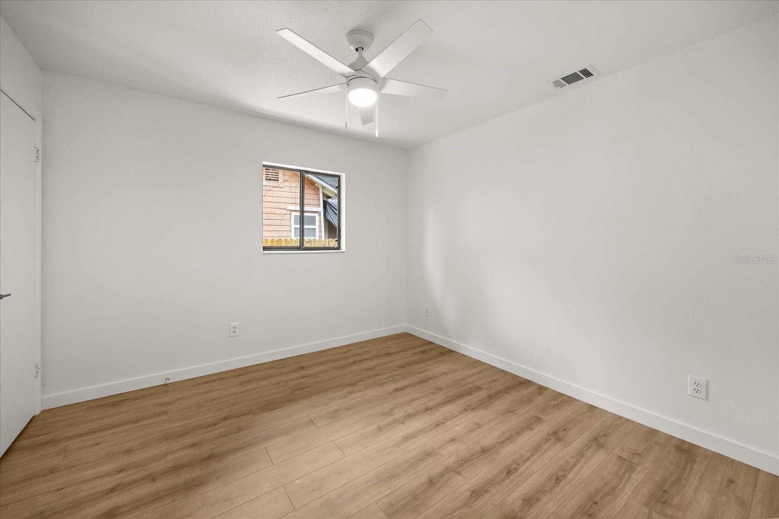 Listing photo id 17 for 1705 Baxter Avenue
