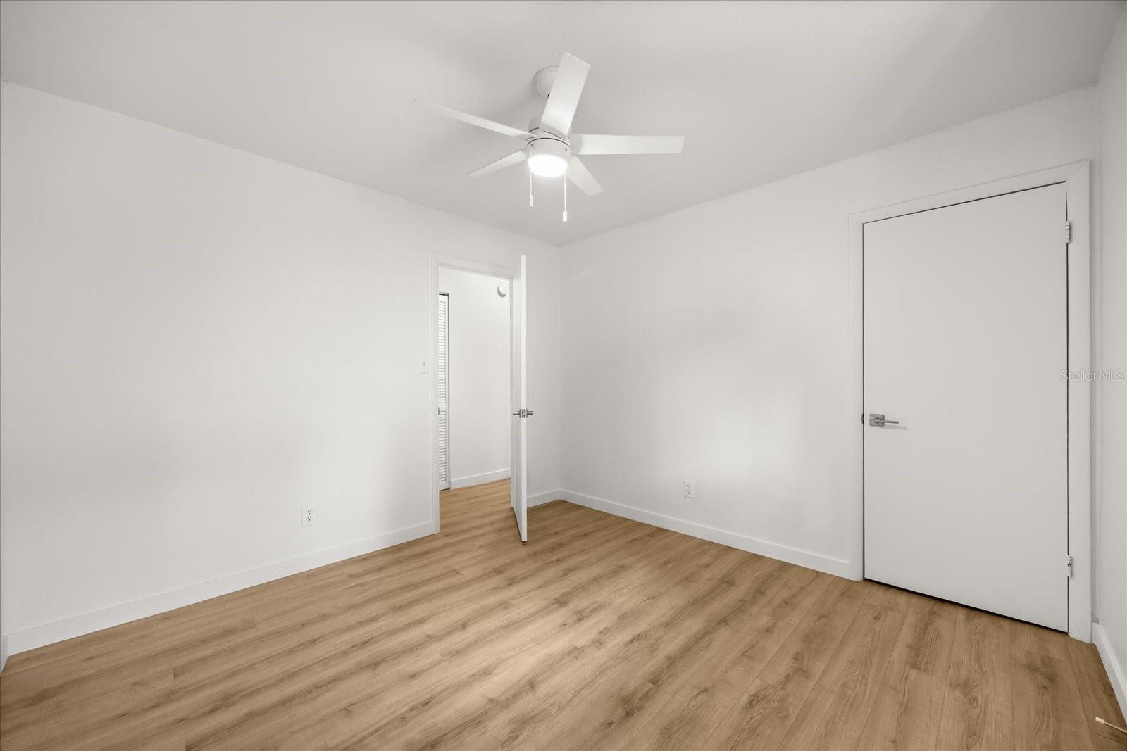 Listing photo id 18 for 1705 Baxter Avenue