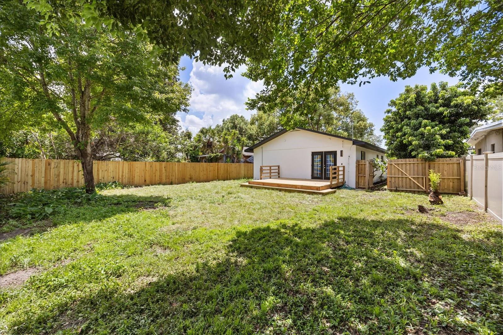 Listing photo id 20 for 1705 Baxter Avenue