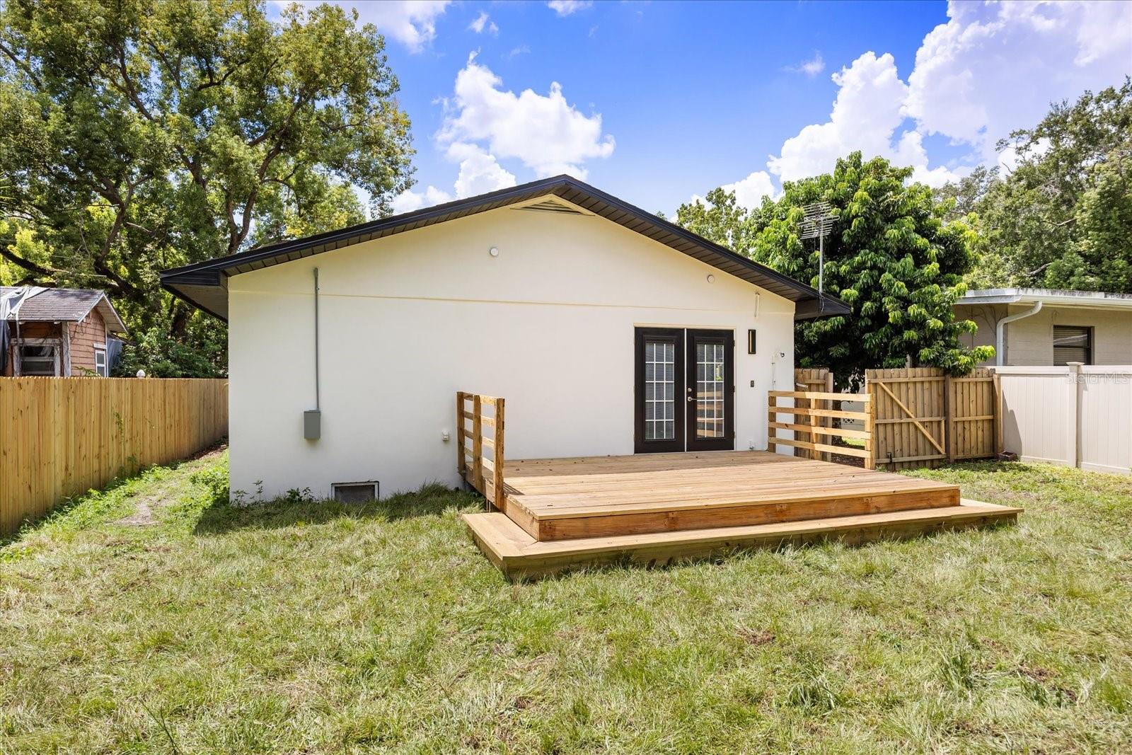Listing photo id 21 for 1705 Baxter Avenue