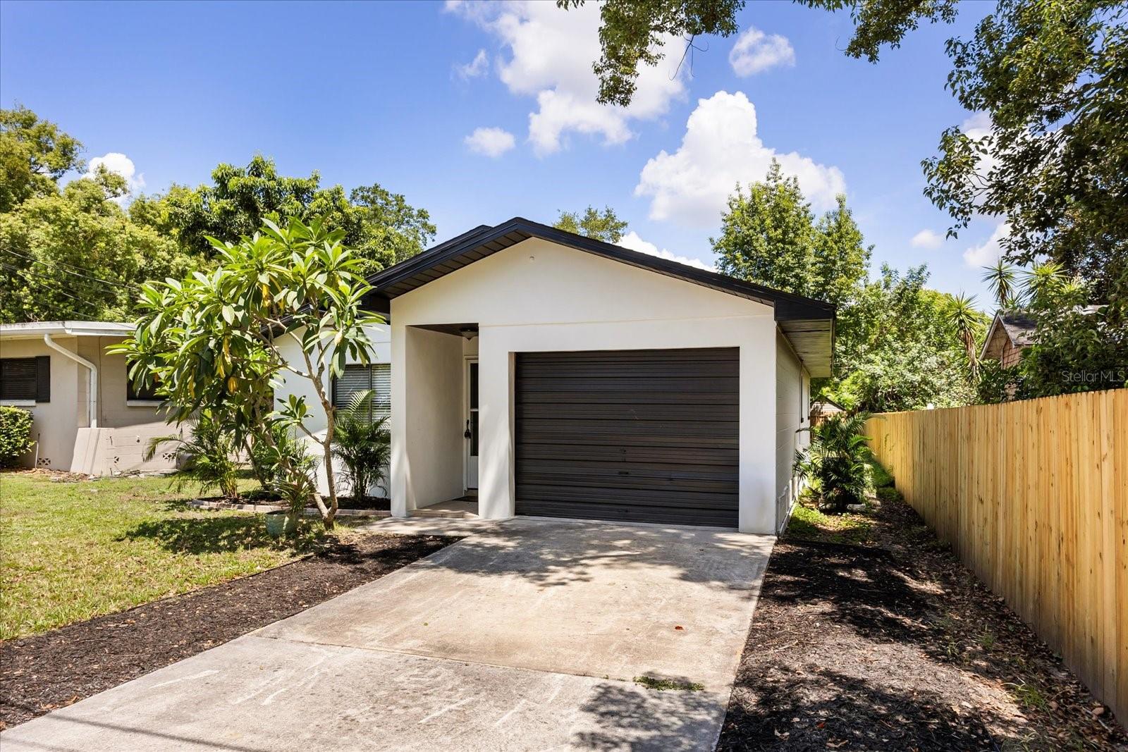 Listing photo id 24 for 1705 Baxter Avenue