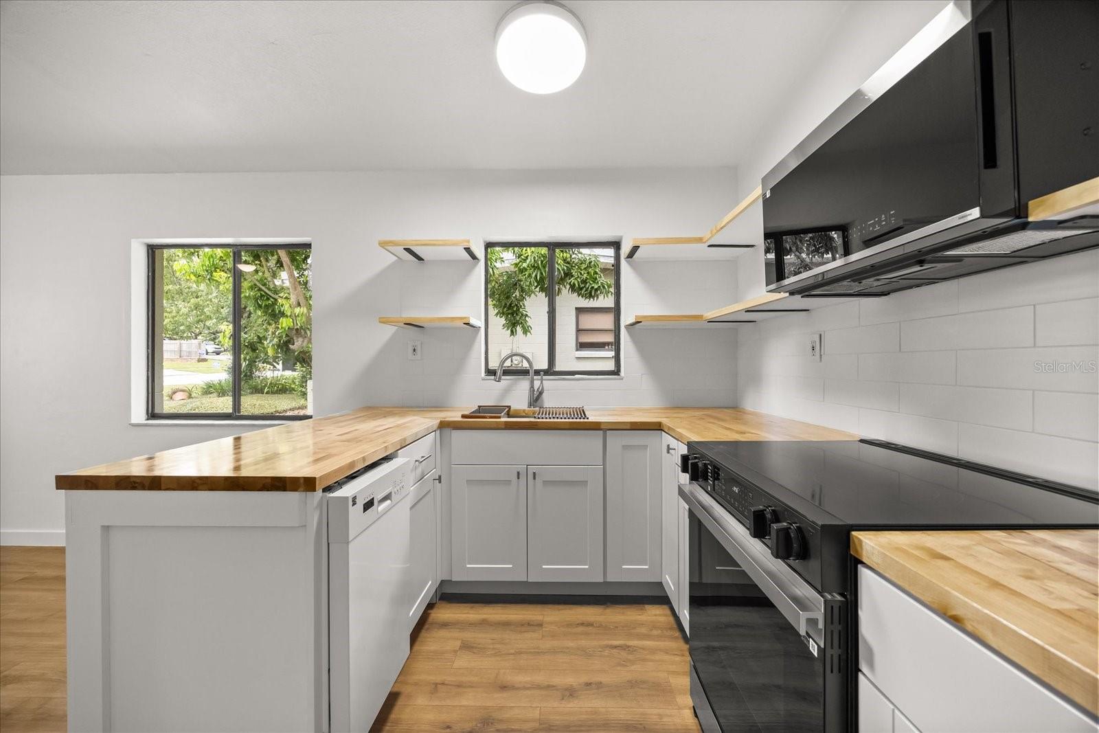 Listing photo id 2 for 1705 Baxter Avenue