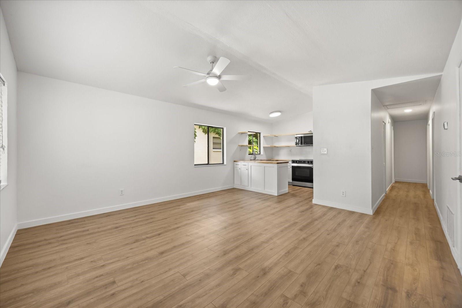 Listing photo id 3 for 1705 Baxter Avenue