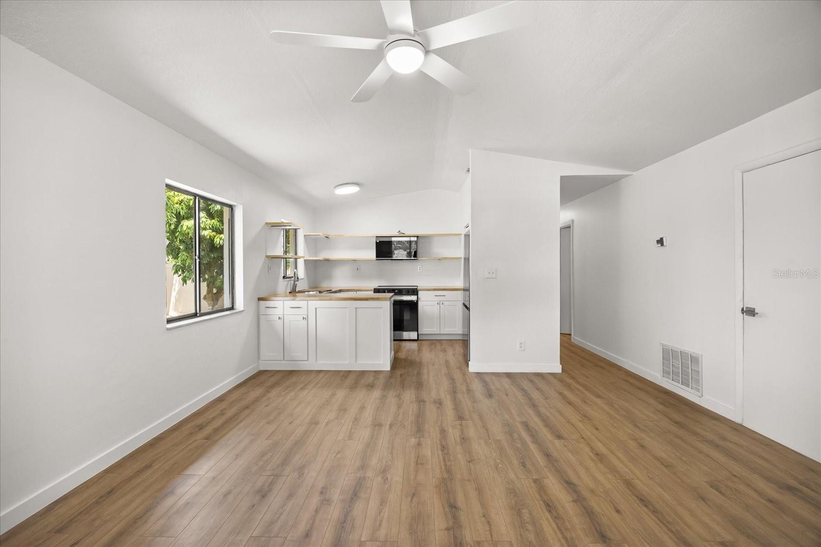 Listing photo id 4 for 1705 Baxter Avenue