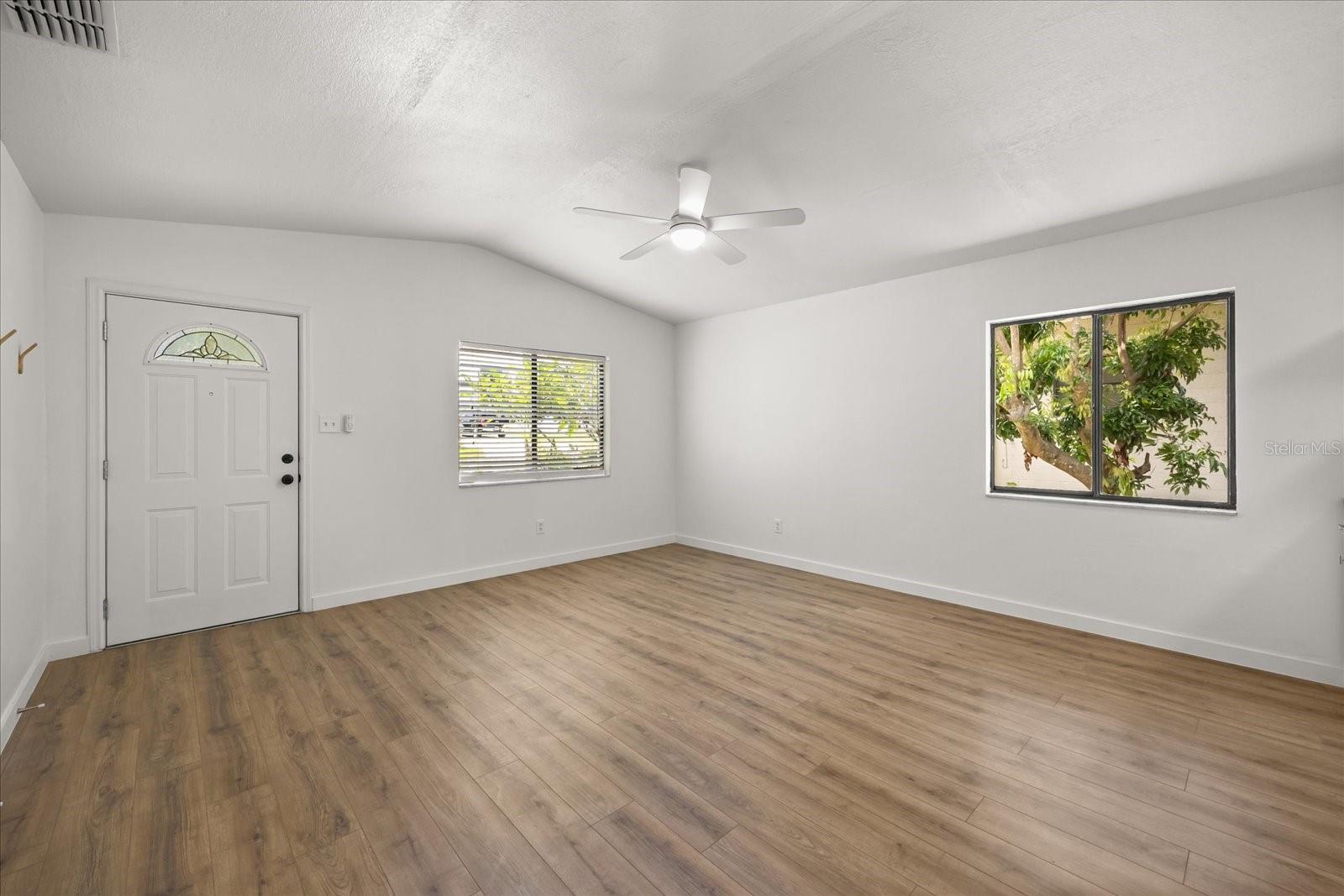 Listing photo id 5 for 1705 Baxter Avenue