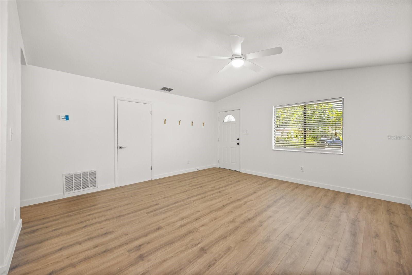 Listing photo id 6 for 1705 Baxter Avenue