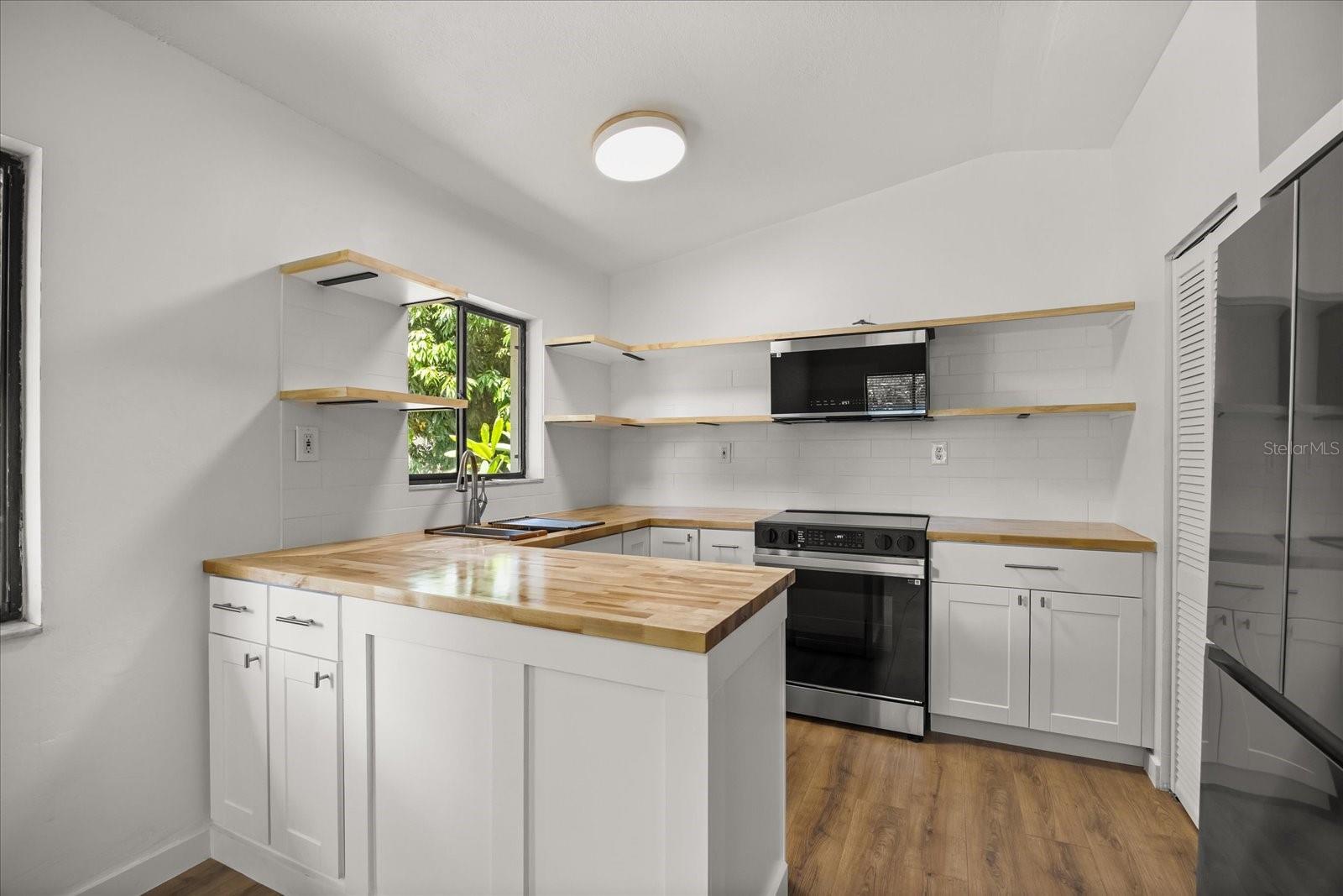 Listing photo id 7 for 1705 Baxter Avenue