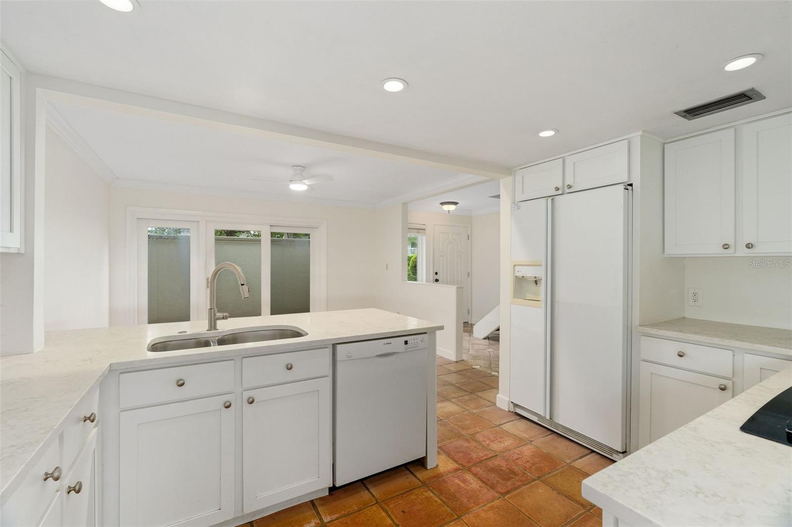 Image 10 of 33 For 354 Lakeview Street