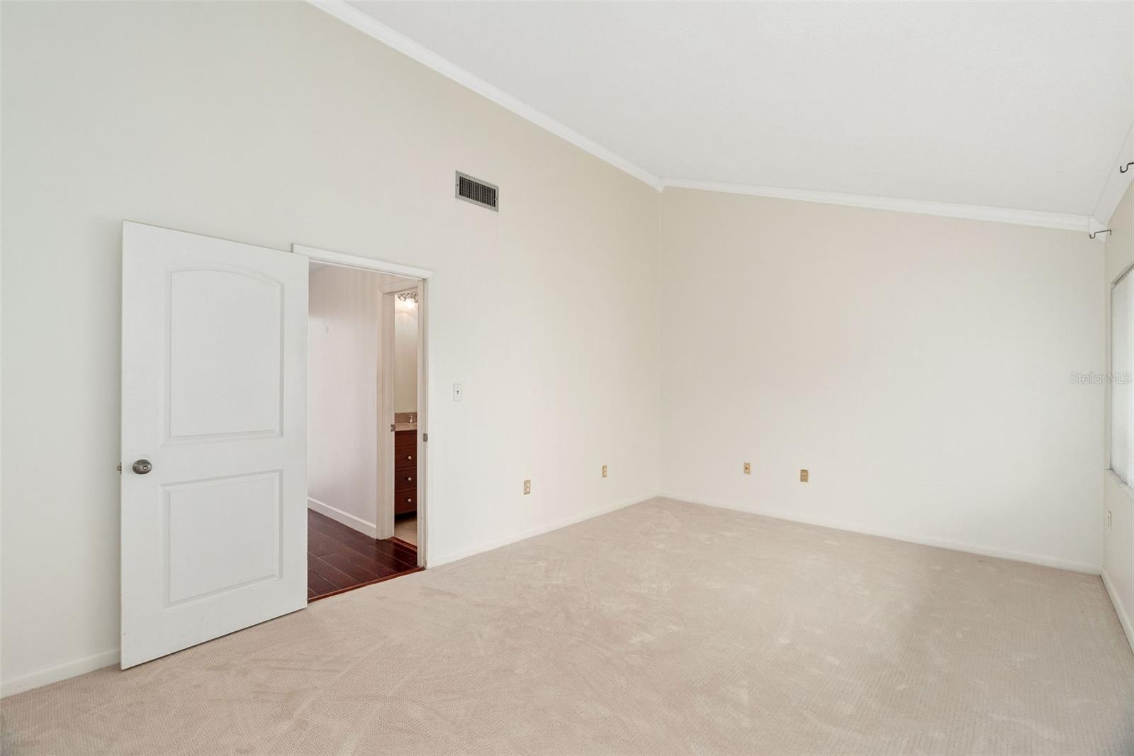 Image 14 of 33 For 354 Lakeview Street