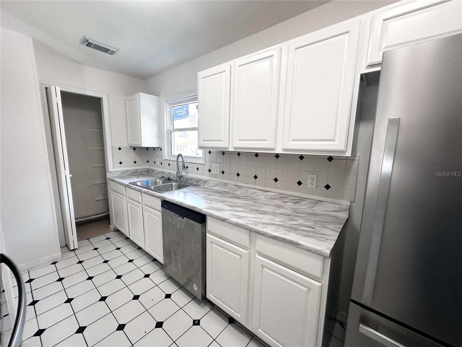 Image 6 of 16 For 501 Yellowwood Court