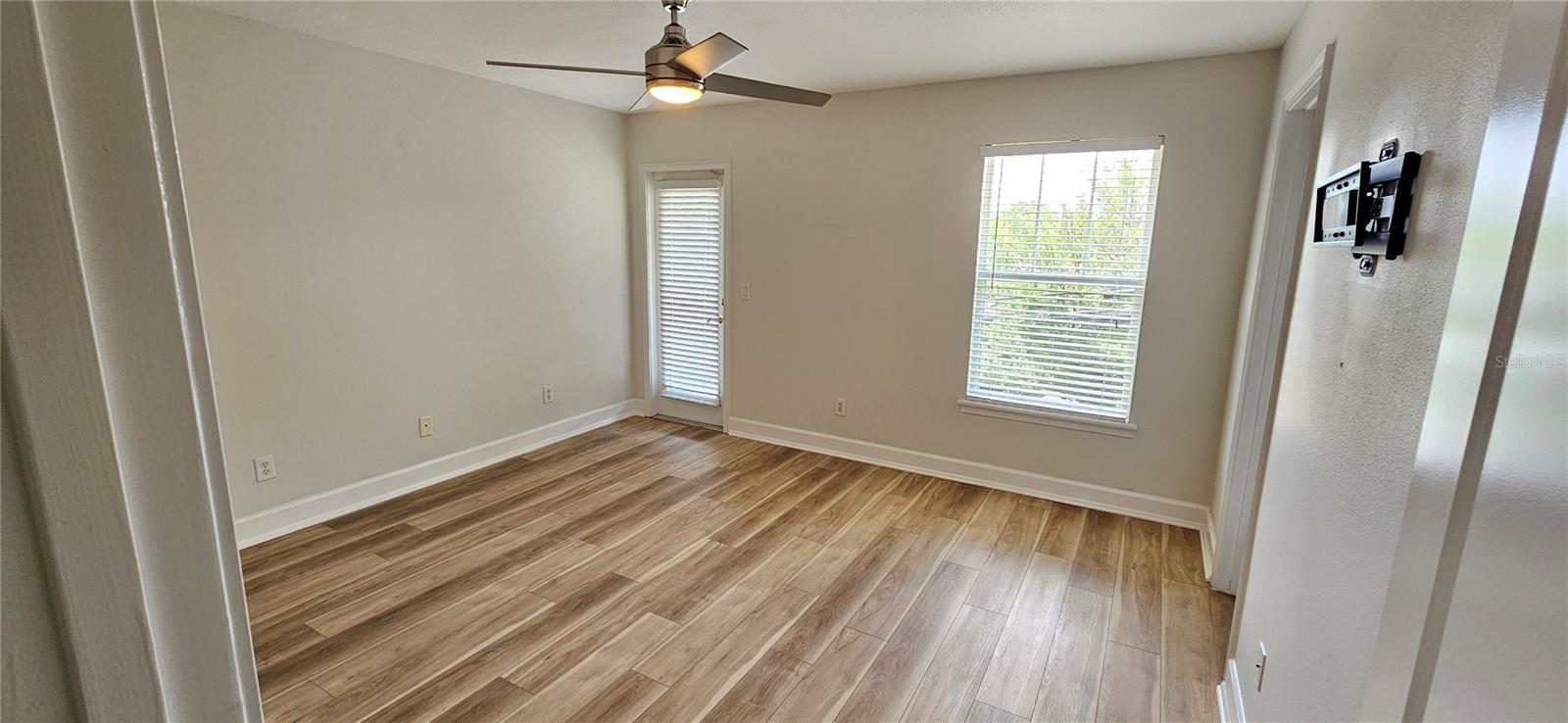 Image 12 of 25 For 945 Fern Creek Avenue 3