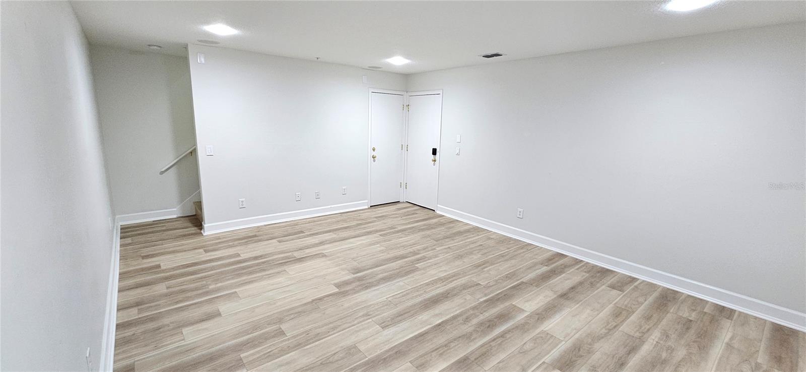 Image 24 of 25 For 945 Fern Creek Avenue 3