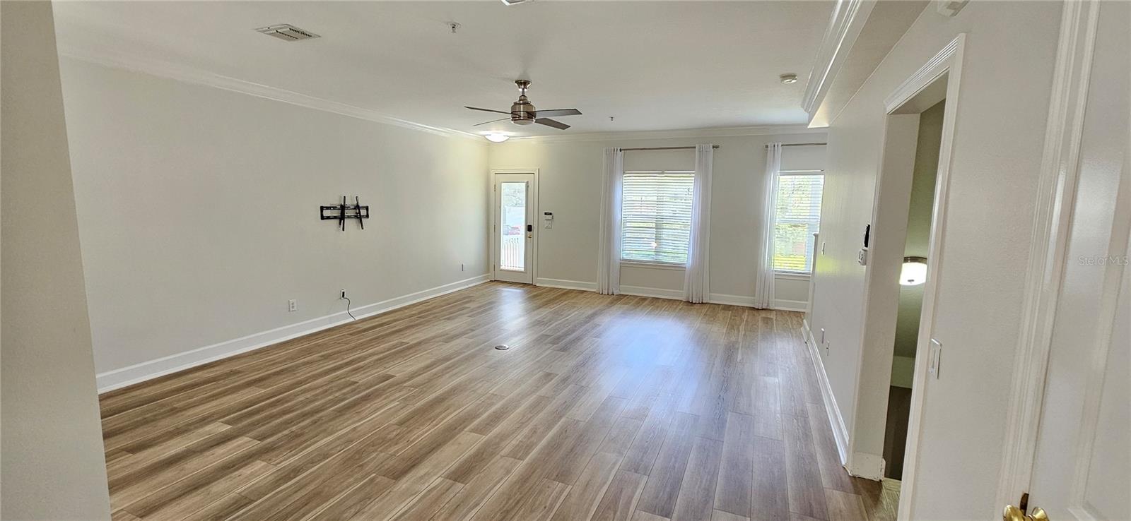 Image 8 of 25 For 945 Fern Creek Avenue 3