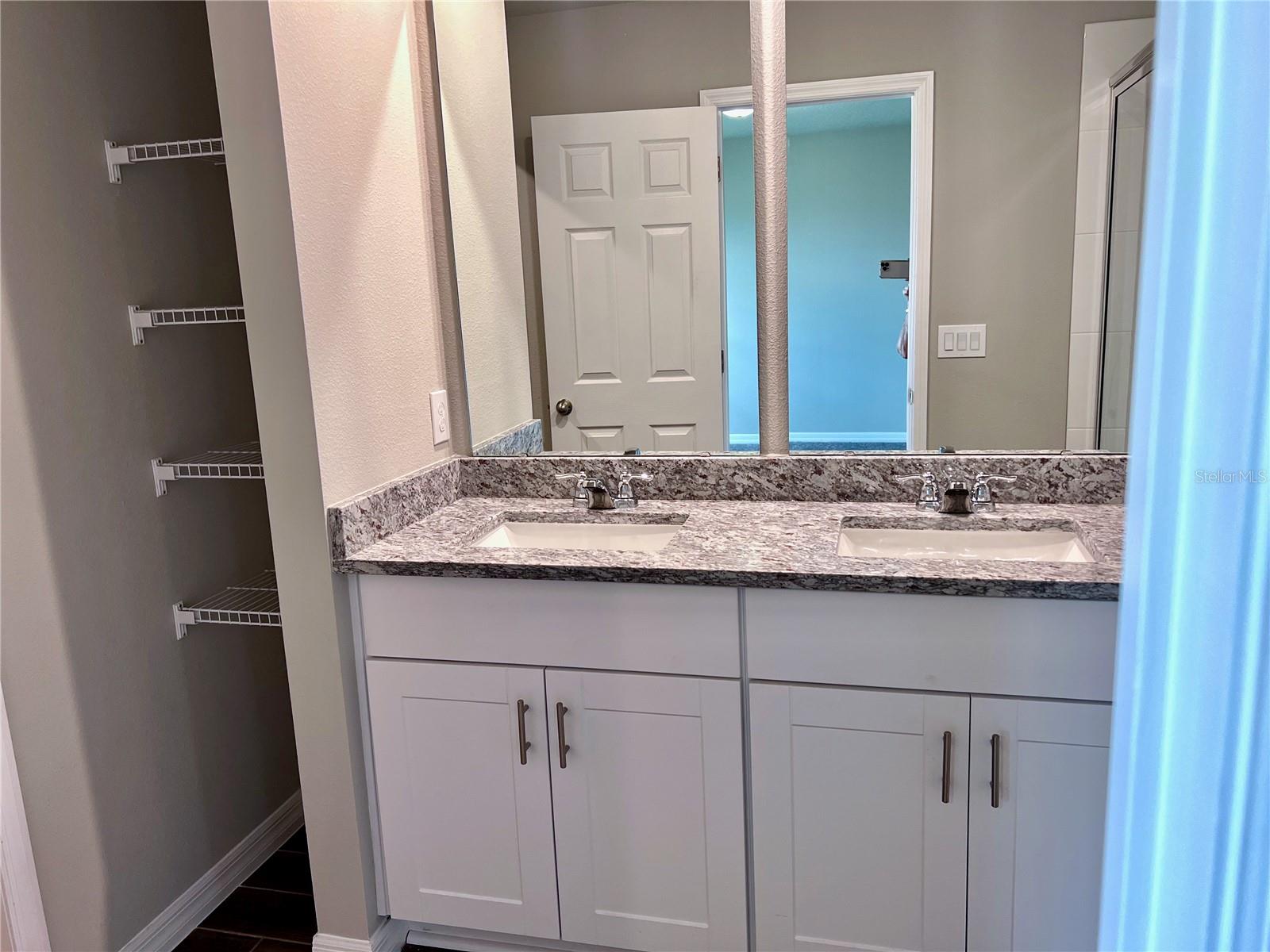 Image 17 of 29 For 737 Legacy Drive