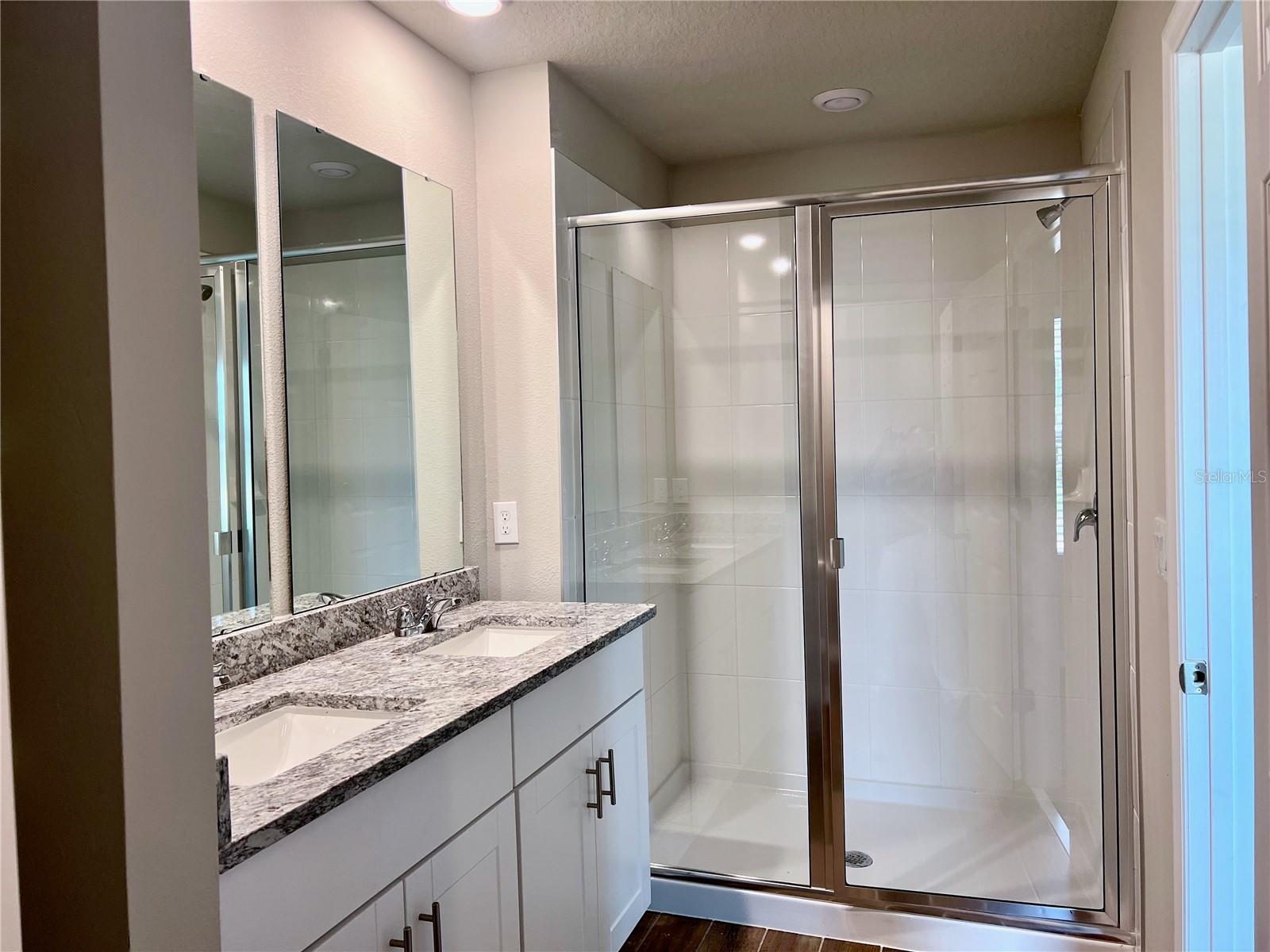 Image 18 of 29 For 737 Legacy Drive