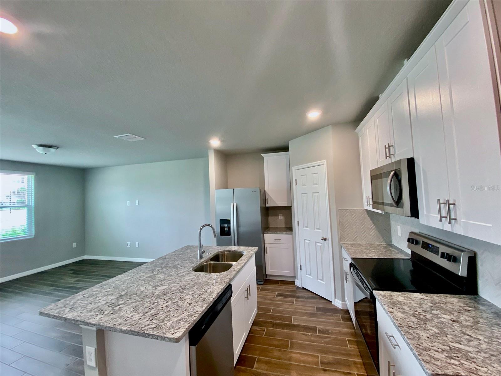 Image 5 of 29 For 737 Legacy Drive