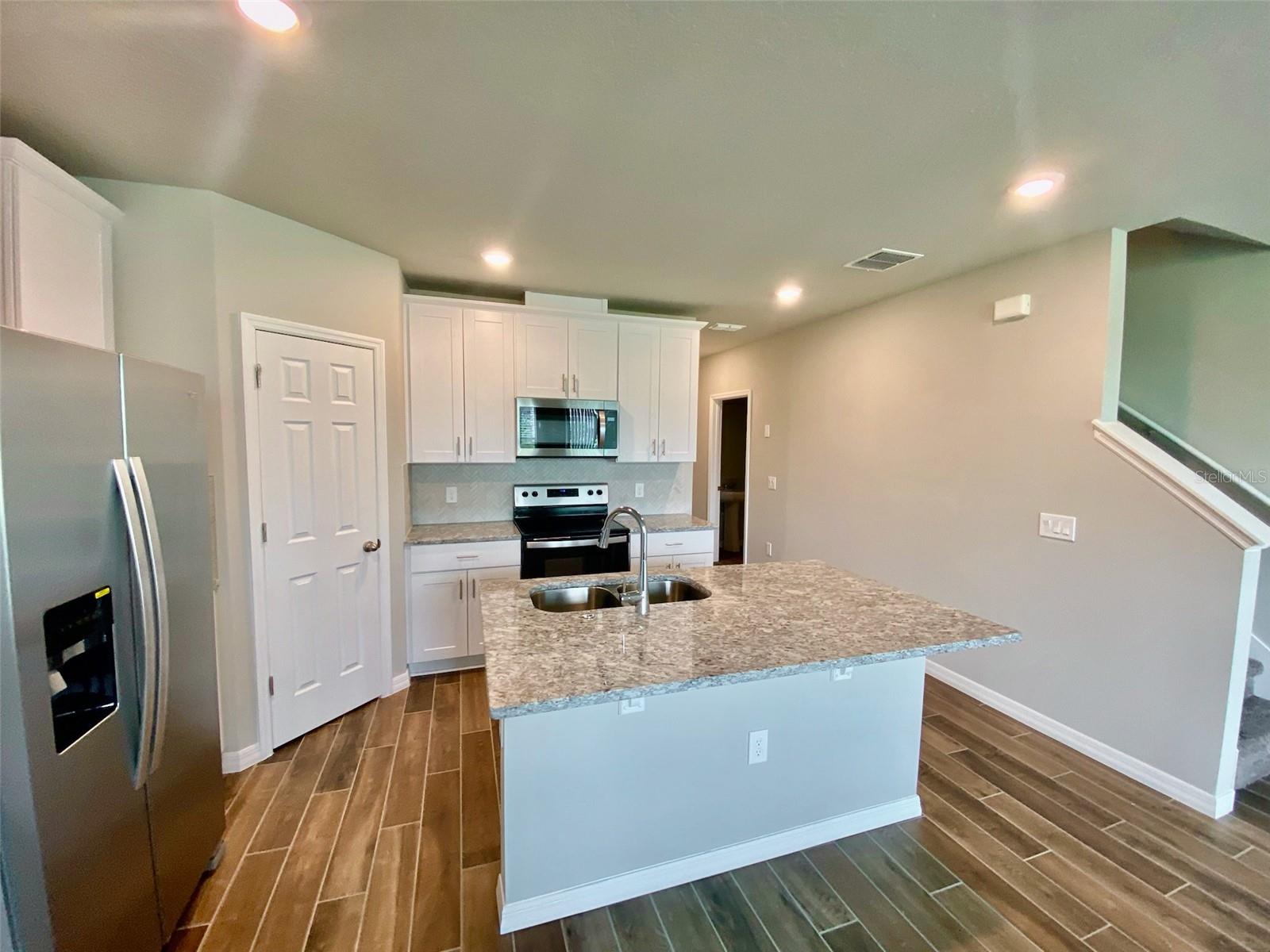 Image 6 of 29 For 737 Legacy Drive