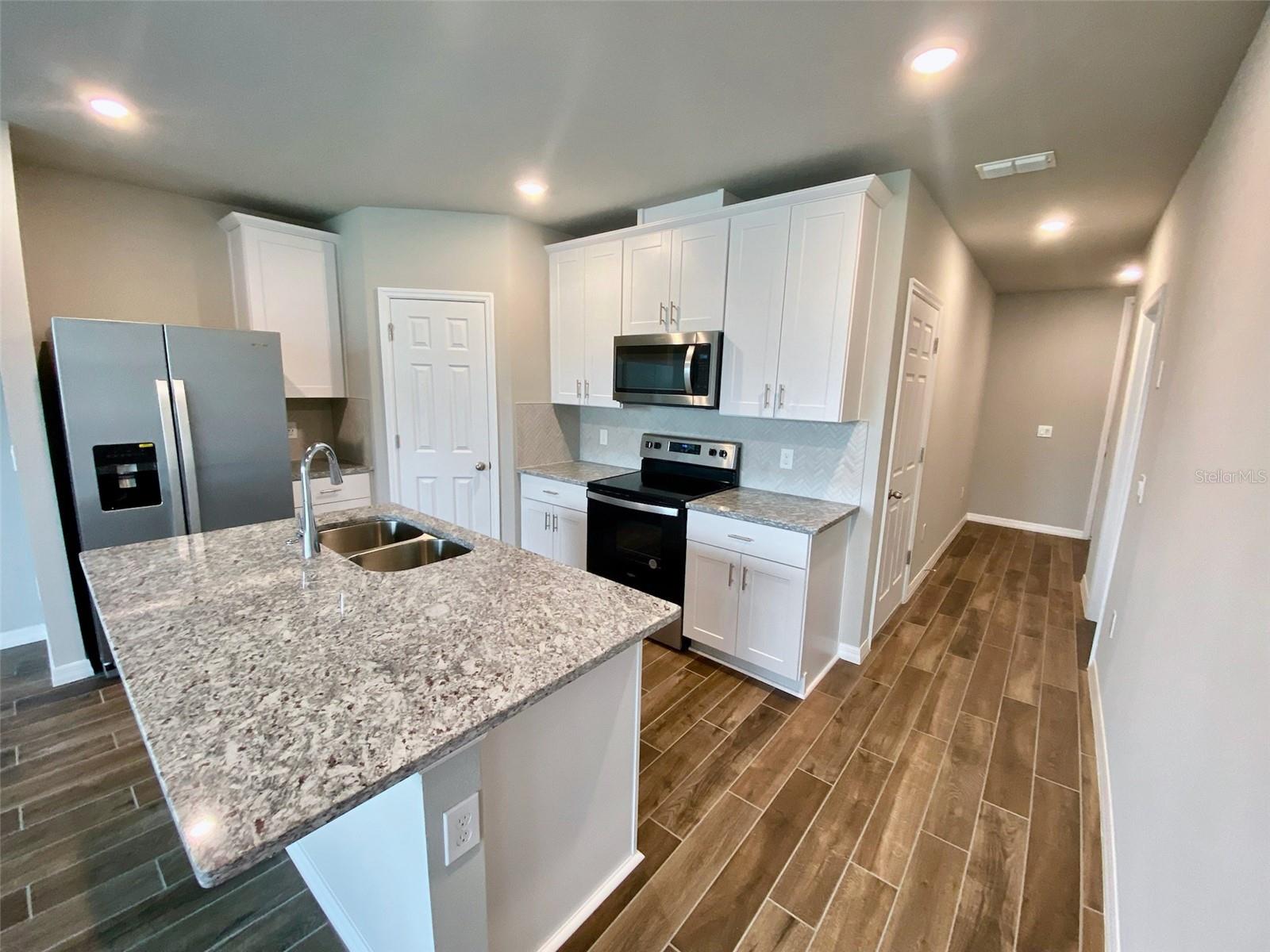 Image 7 of 29 For 737 Legacy Drive