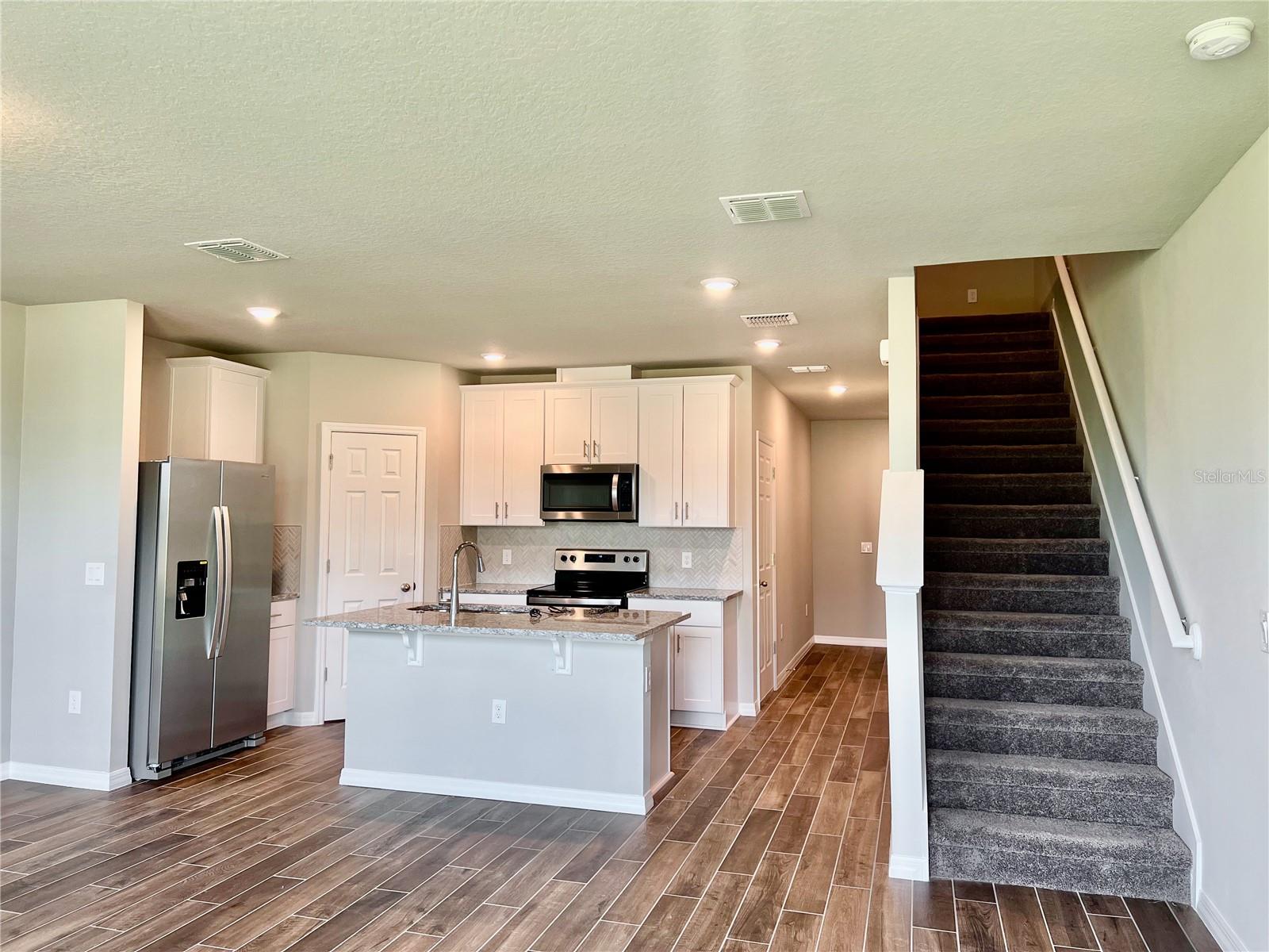 Image 9 of 29 For 737 Legacy Drive