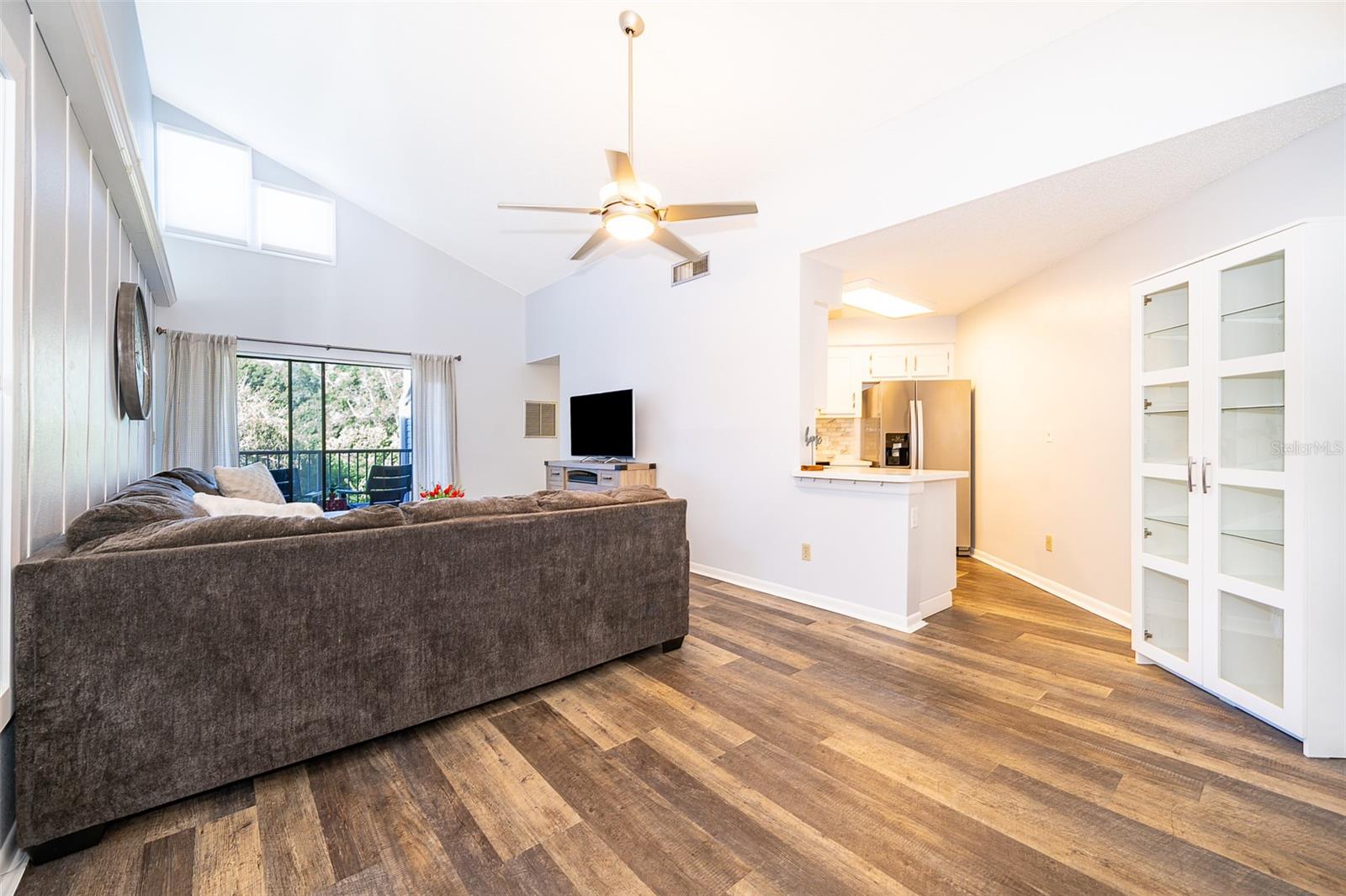 Listing photo id 6 for 3916 Atrium Drive Drive 4