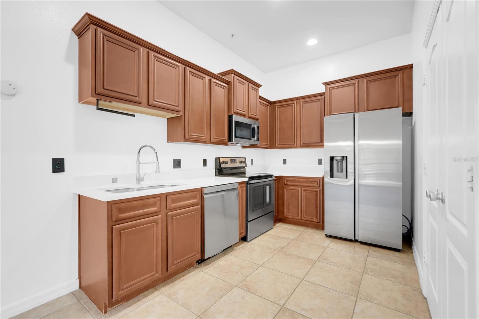 Image 14 of 39 For 15344 Oak Apple Court 16a