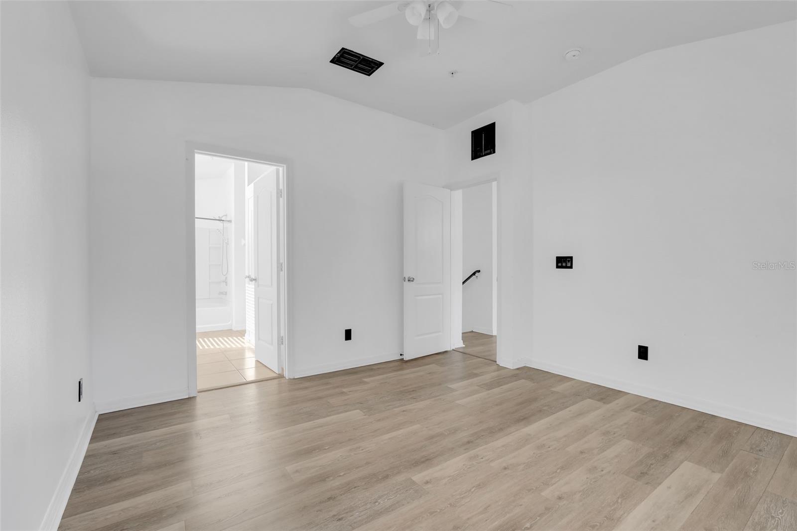 Image 17 of 39 For 15344 Oak Apple Court 16a