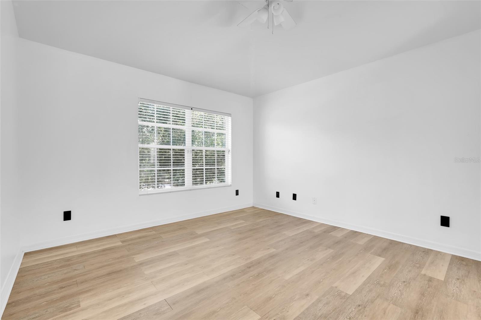 Image 18 of 39 For 15344 Oak Apple Court 16a