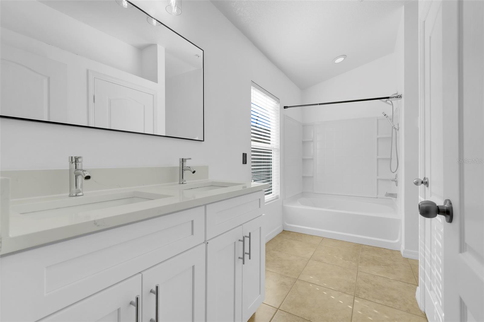 Image 20 of 39 For 15344 Oak Apple Court 16a