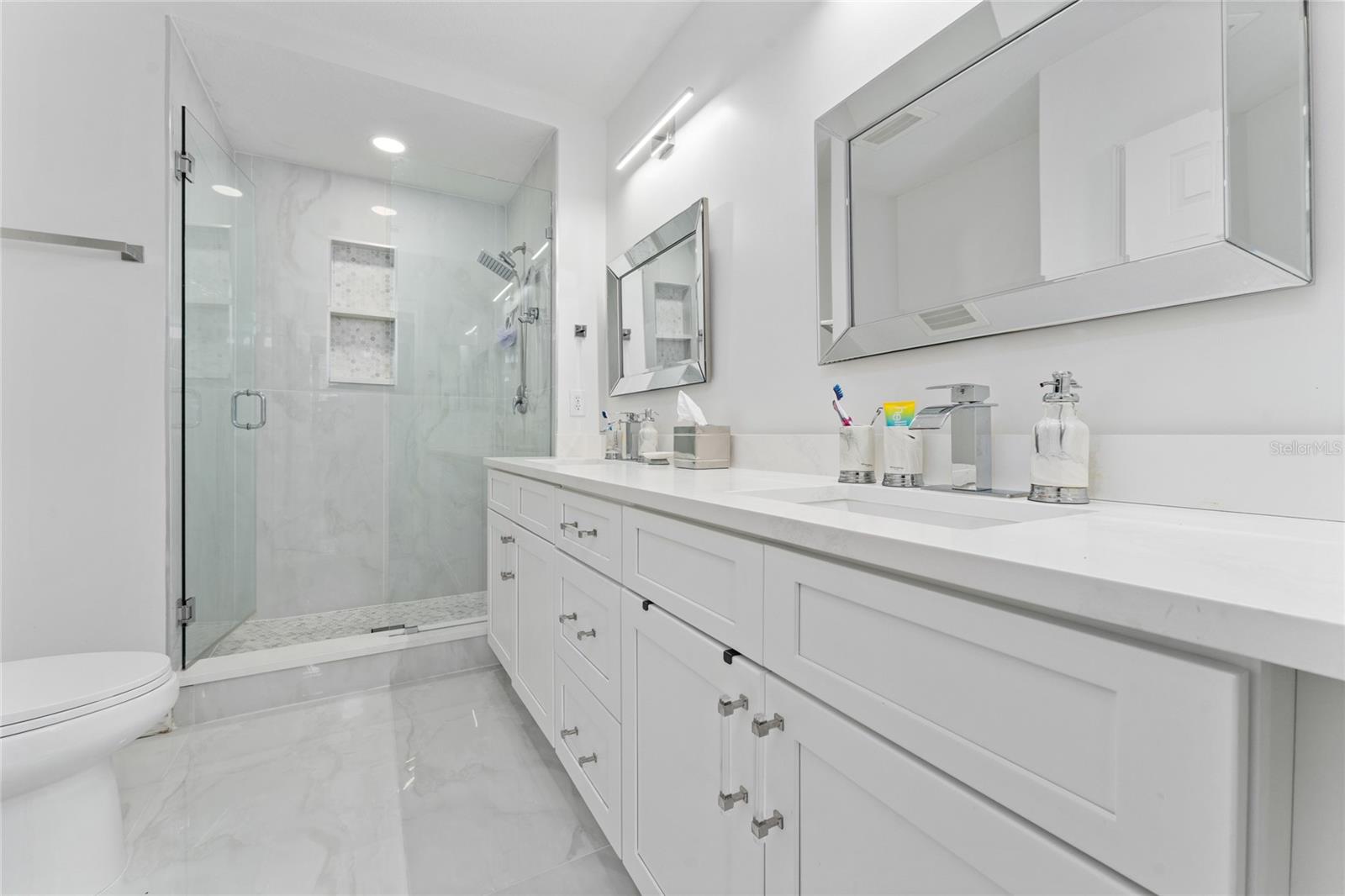 Image 14 of 29 For 940 Spring Park Street 303
