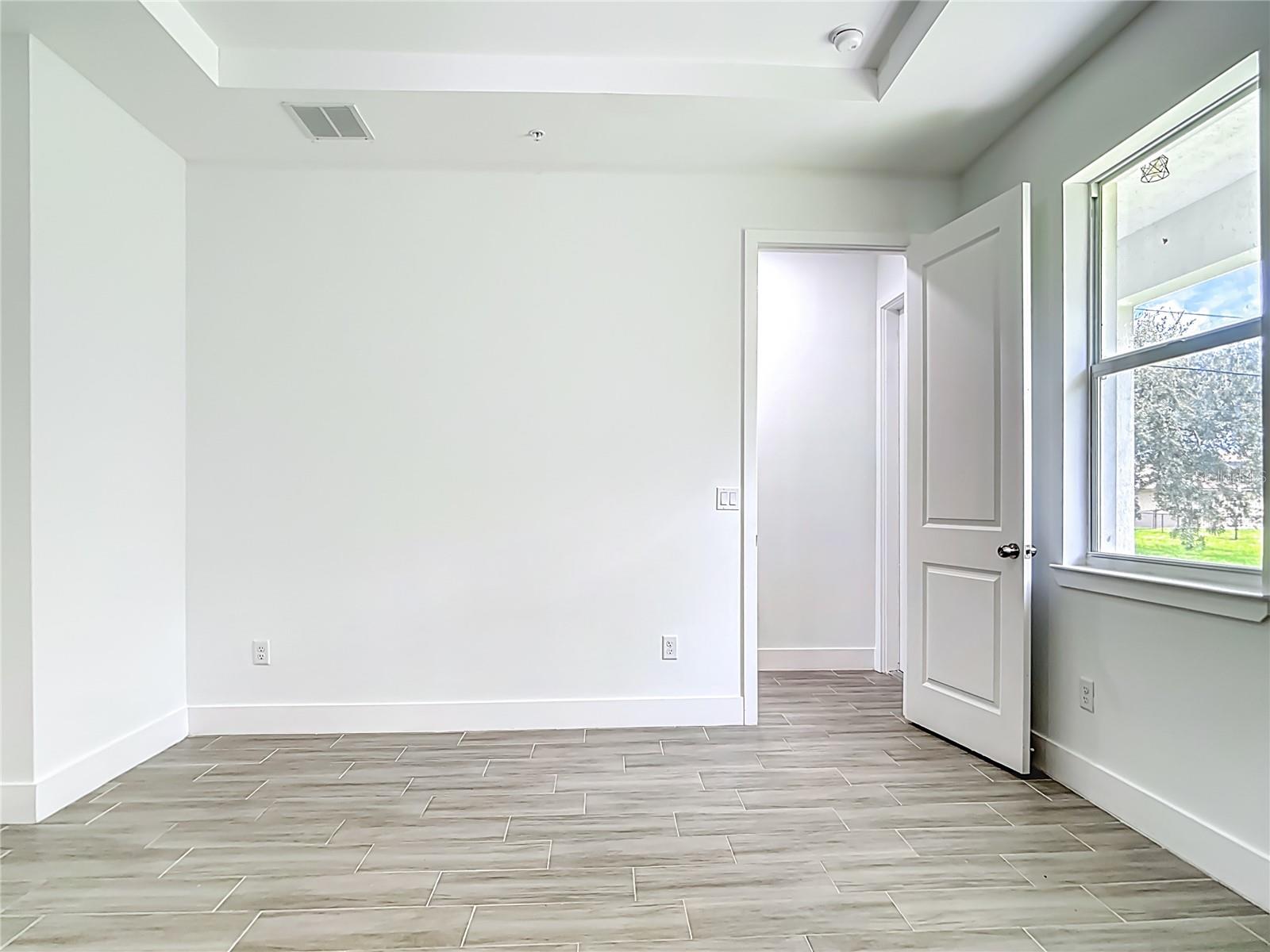 Image 20 of 30 For 260 Rotonda Boulevard W 3