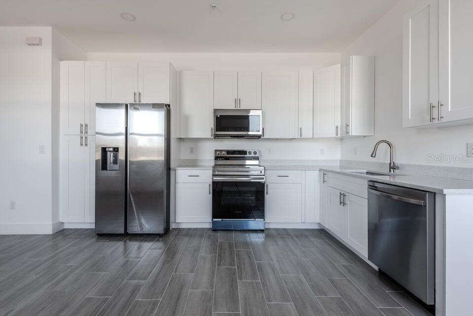 Image 4 of 19 For 260 Rotonda Boulevard W 3