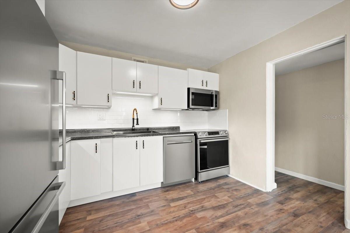 Image 17 of 40 For 292 Seneca Street