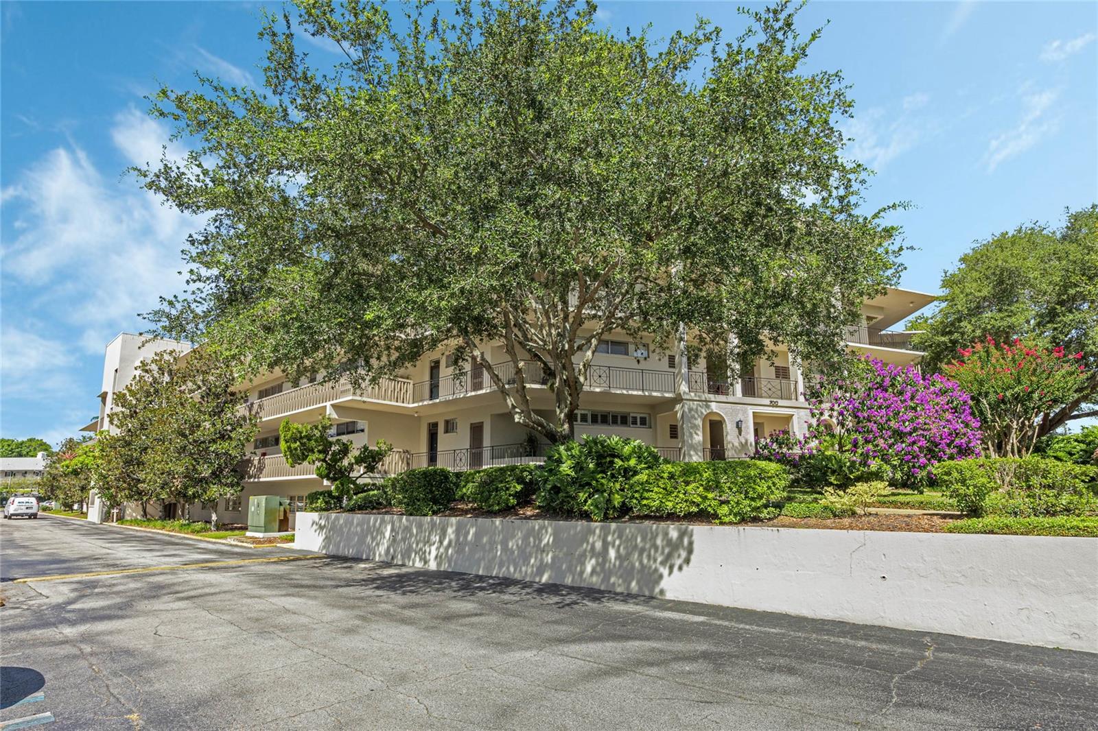 Image 2 of 32 For 700 Melrose Avenue K32