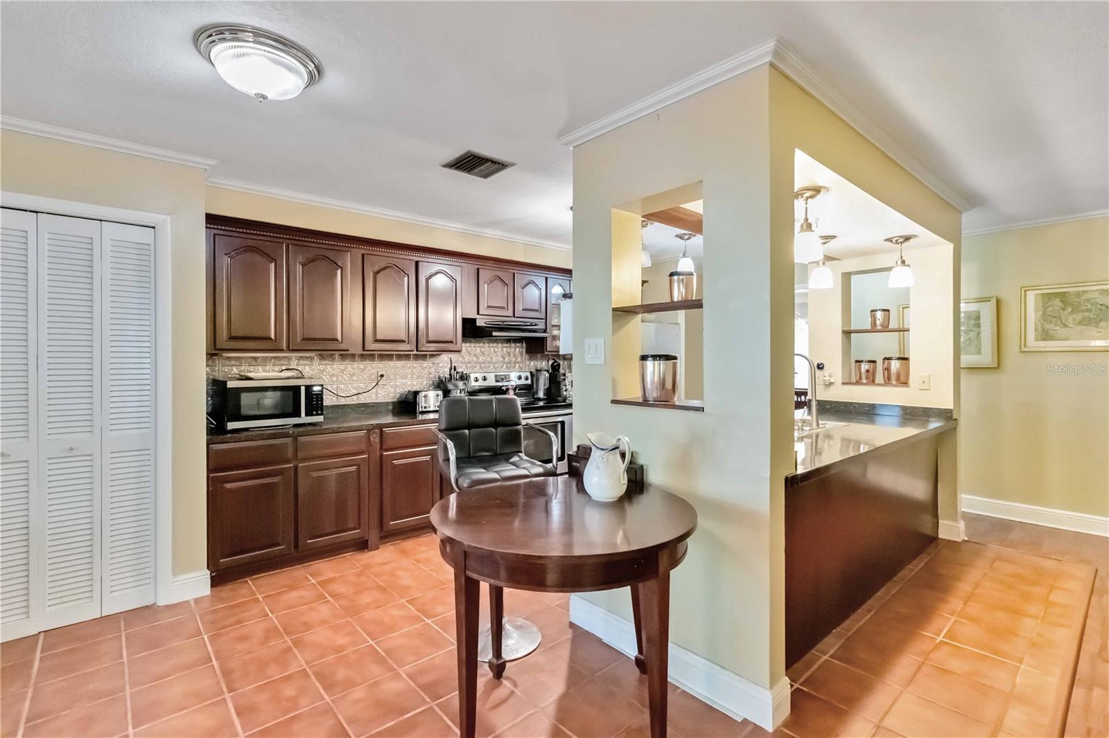 Image 11 of 33 For 939 Versailles Circle