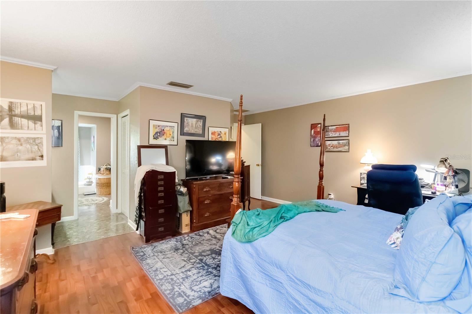 Image 14 of 33 For 939 Versailles Circle