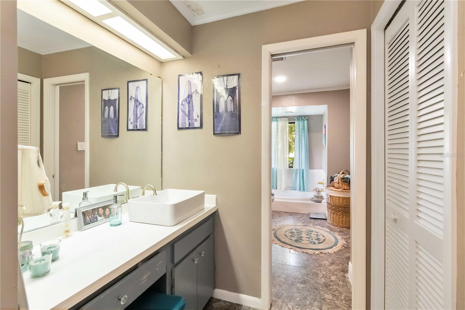 Image 15 of 33 For 939 Versailles Circle