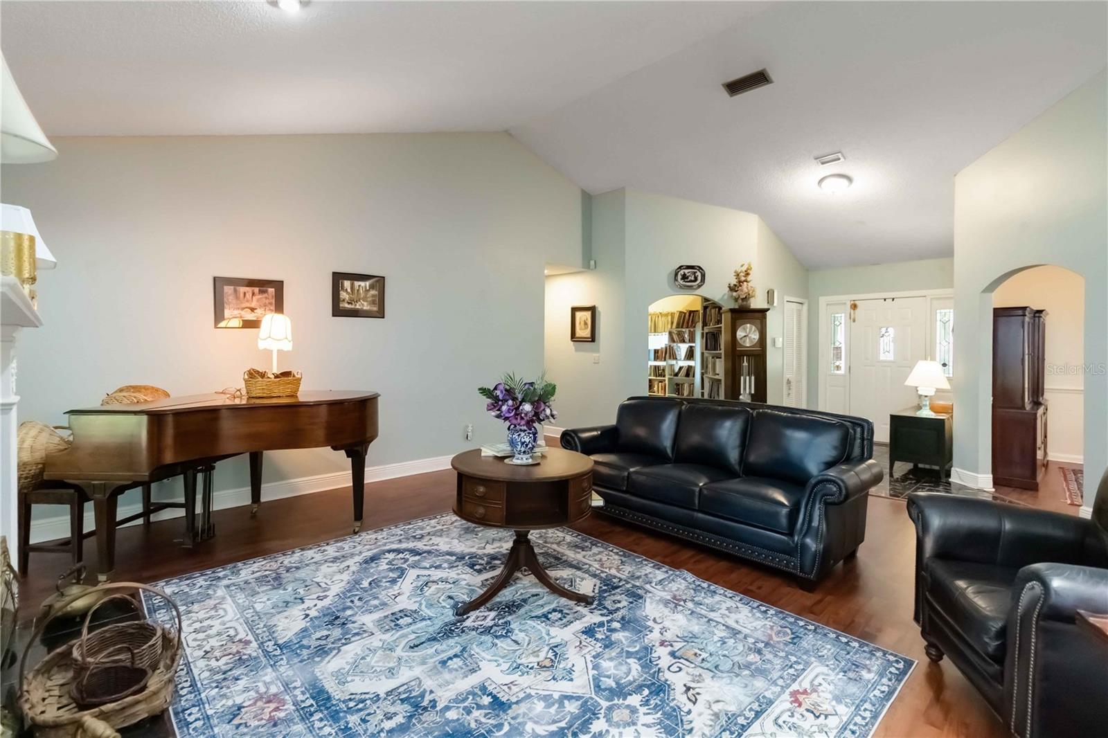 Image 7 of 33 For 939 Versailles Circle