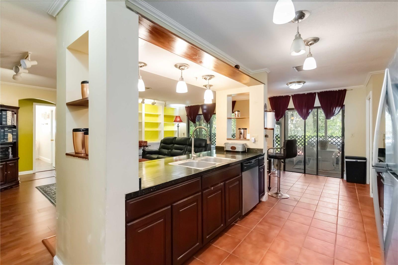Image 9 of 33 For 939 Versailles Circle