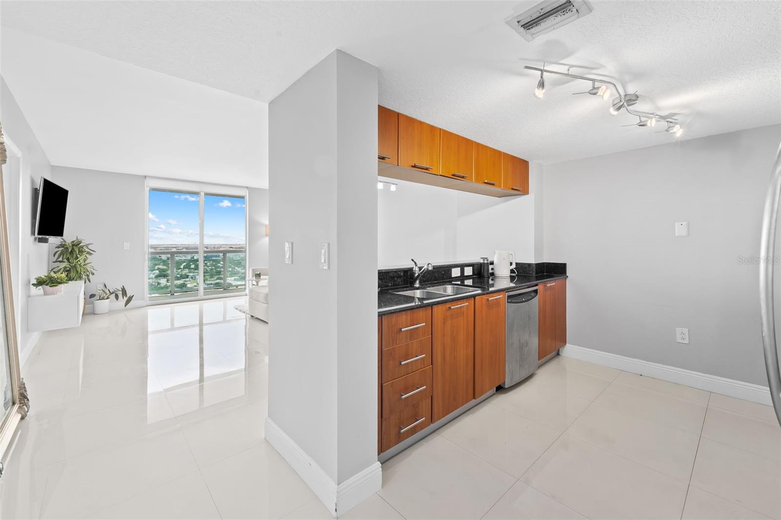 Image 12 of 31 For 1800 Bayshore Drive 3704