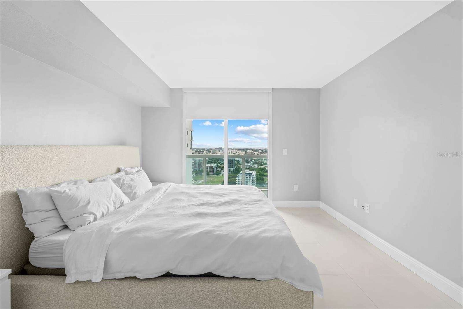 Image 14 of 31 For 1800 Bayshore Drive 3704