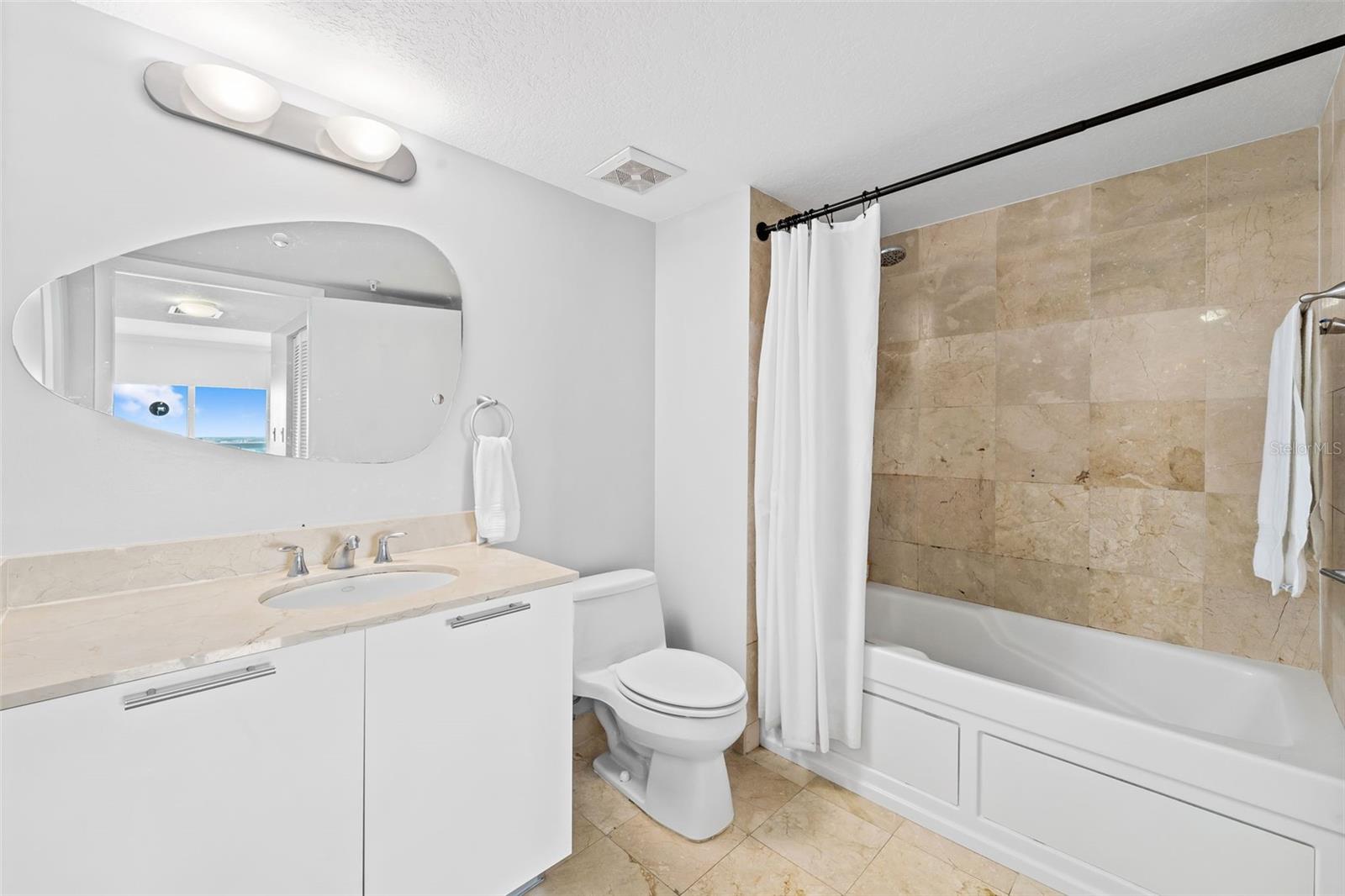 Image 15 of 31 For 1800 Bayshore Drive 3704