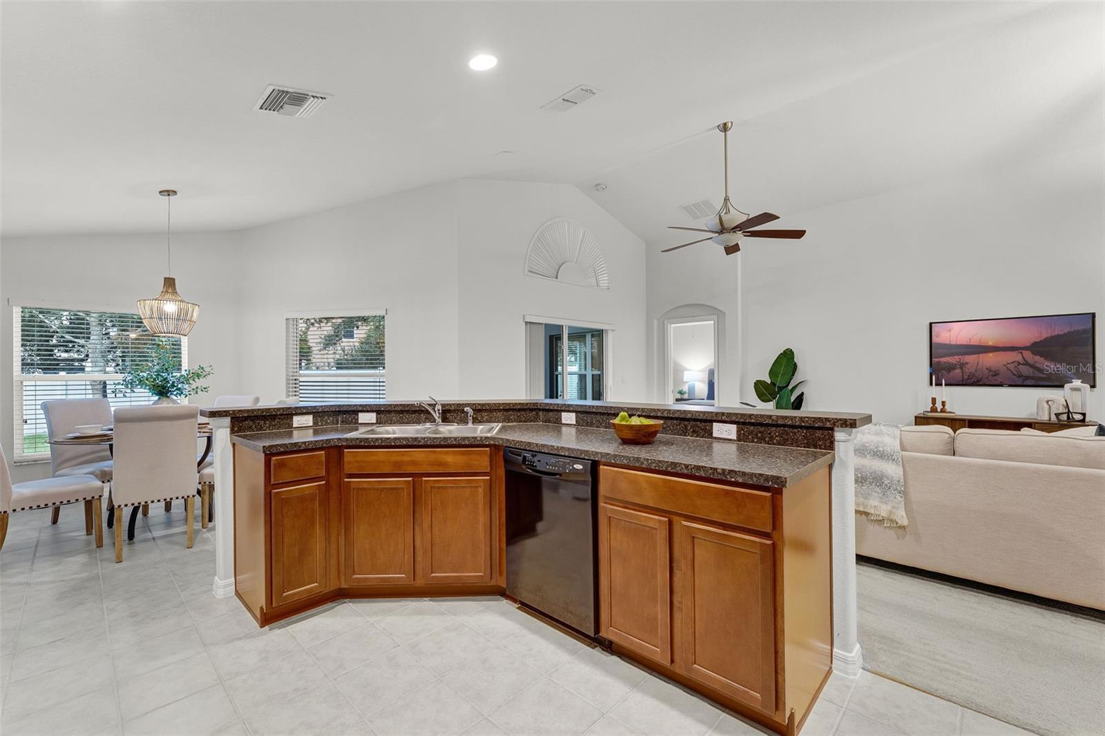 Image 14 of 74 For 9141 Oak Commons Way