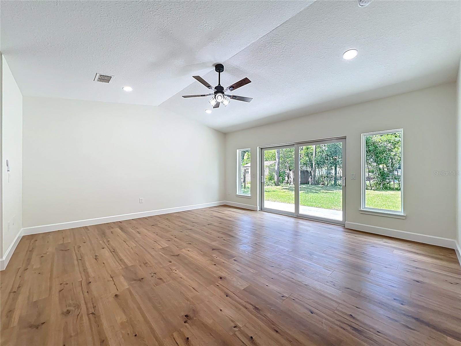 Image 10 of 42 For 610 Camellia Court